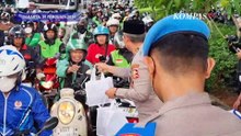 Potret Kapolri dan Jajaran Bagi Takjil ke Pengendara di Kawasan Jakarta Selatan