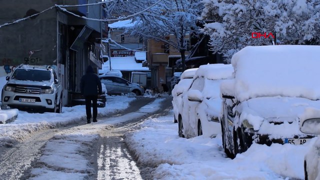 Van'da kardan 390 yerleşim yerinin yolu kapandı, okullar tatil edildi