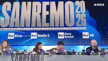 Sanremo, Mazzariello intona Battisti in sala stampa #sanremo2026 #ansa #news