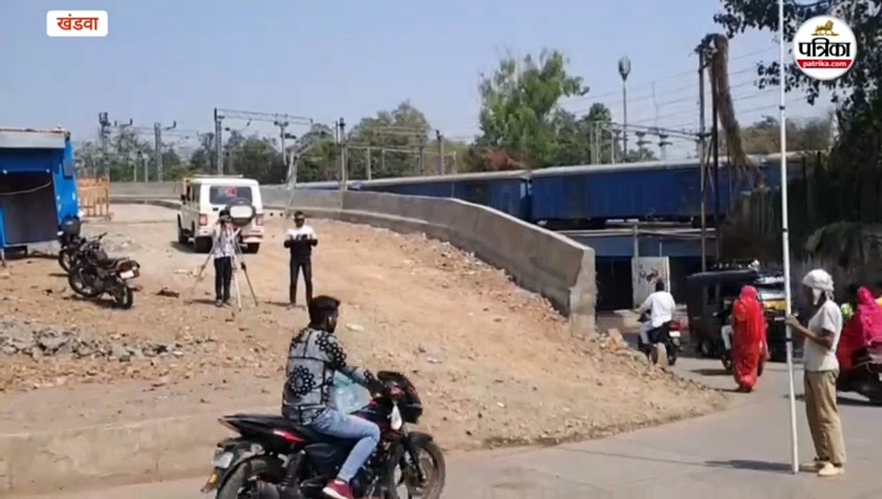 तीन पुलिया ओवर ब्रिज... एक तरफ जगह के लिए अतिक्...