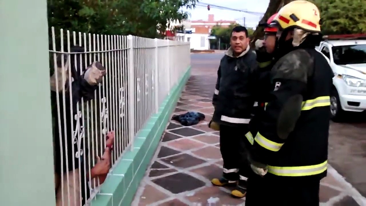 Bombeiros Santa Cruz do Sul / RS - 27Fev26 - Indivíduo fica preso em grade ao invadir propriedade