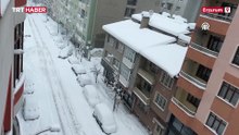Erzurum'da araçlar kar altında kayboldu