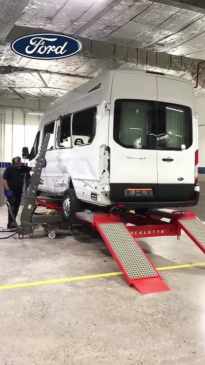 Fixing that Ford Transit on Celette bench #celettebench #celette #ford