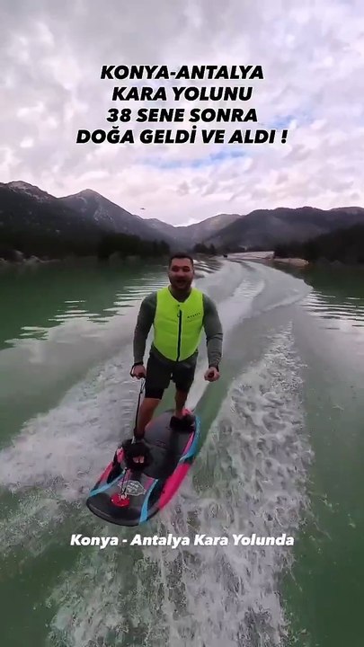 Vatandaşlar, sular altında kalan Konya - Antalya otoyolunda su sporu yapmaya başladı.