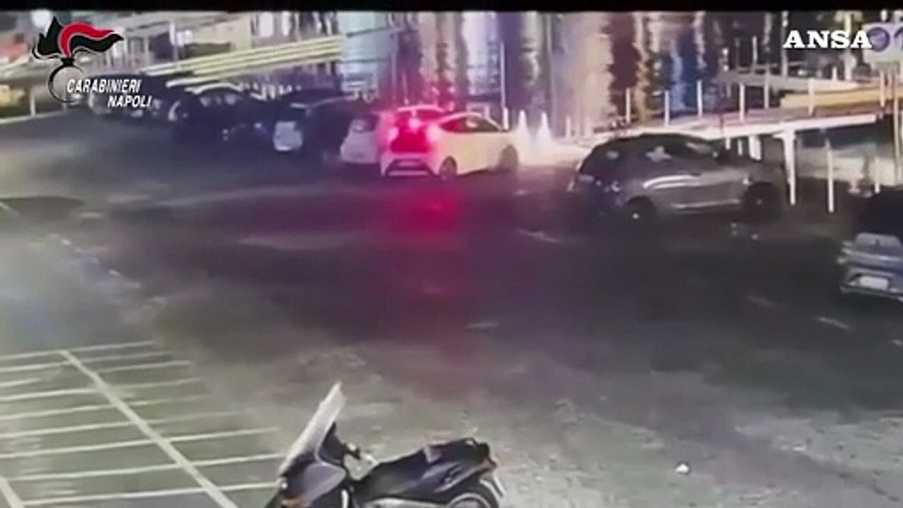 Anni di minacce e pedinamenti nel Napoletano, dopo l'ennesima imboscata fa arrestare l'ex