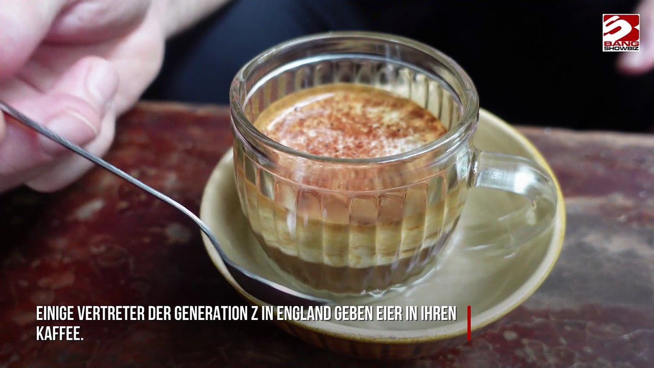 Junge Engländer entdecken Kaffee mit Ei