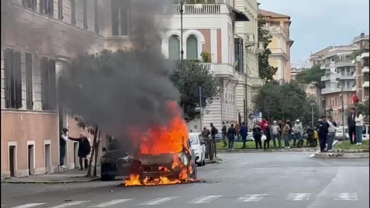 Auto in fiamme a Roma: le fiamme a pochi passi dalla Galleria Borghese