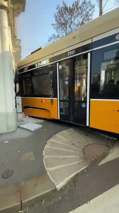 Italie: Un tramway déraille à Milan et finit sa course contre un bâtiment - Plusieurs blessés graves, selon les médias italiens