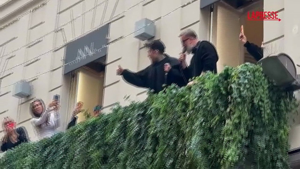 Sanremo 2026, Fedez-Masini al balcone cantano con i fan