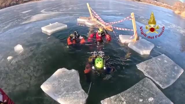 L'immersione dei vigili del fuoco nel lago di Fedaia a 4 gradi