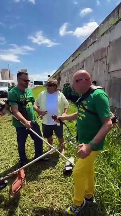 Antes da inauguração de megaloja, Luciano Hang roça mato em Maringá