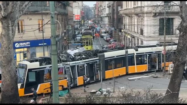 Milano, tram deraglia contro negozio: 1 morto e 38 feriti (uno grave)