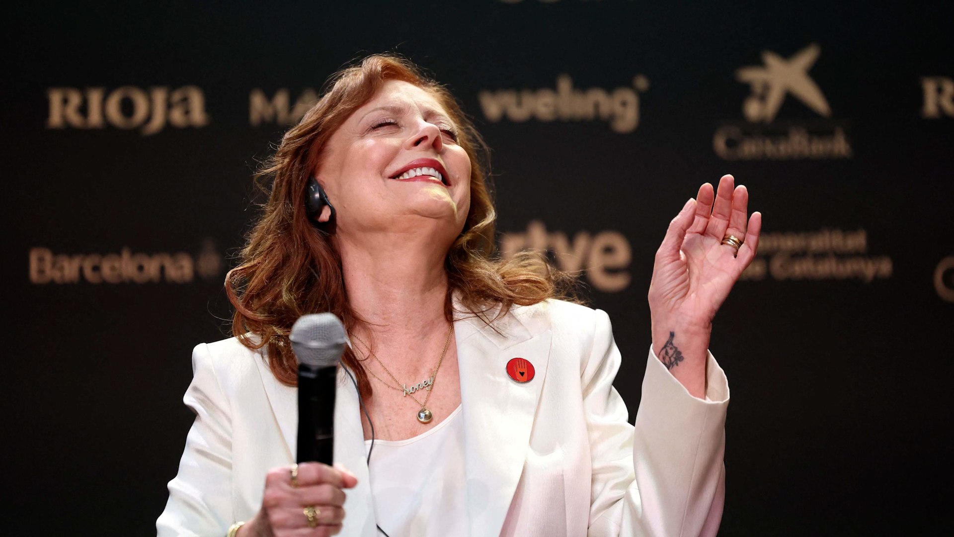 La ciudad de Barcelona se ha convertido este viernes en el epicentro del cine mundial con la llegada de la legendaria actriz estadounidense Susan Sarandon. En la v�spera de la entrega de los 40 Premios Goya, donde recibir� el Goya Internacional 2026, la protagonista de cl�sicos como Thelma & Louise ha ofrecido una rueda de prensa cargada de emoci�n y compromiso pol�tico, destacando la valent�a �tica de Espa�a frente a la situaci�n internacional.
Sarandon, de 79 a�os, se mostr� visiblemente conmovida al comparar el clima pol�tico de su pa�s con el espa�ol. Para la actriz, el posicionamiento del Gobierno de Espa�a respecto al conflicto en Gaza es un faro de esperanza. "Cuando vemos vuestra lucidez moral esto significa mucho para nosotros", afirm� con la voz quebrada ante los medios.
La int�rprete no escatim� en halagos hacia el presidente del Gobierno, Pedro S�nchez, a quien espera conocer durante la gala del s�bado. Con un toque de humor, se�al� que "Es alto y guapo. Cuando lo he visto ha estado en el lado correcto de la historia". Seg�n Sarandon, el ejemplo espa�ol es vital: "Venir de un pa�s donde se siente la represi�n y la censura, ver el apoyo del presidente a Gaza y tener actores como Javier Bardem con una voz poderosa es tan importante para nosotros, los Estados Unidos".
La ganadora del Oscar aprovech� su paso por Barcelona para denunciar la precariedad de la libertad de expresi�n en la industria estadounidense. Sarandon revel� que su anterior agencia de representaci�n la despidi� tras sus declaraciones de apoyo al pueblo palestino. "El silencio es muy peligroso, deber�amos poder decir lo que pensamos sin que nos amenacen con no volver a trabajar jam�s", sentenci� con firmeza.
En este sentido, desmitific� la imagen progresista de la industria del cine norteamericano, asegurando que "es un mito que Hollywood sea de izquierdas", ya que, a su juicio, es una estructura que no suele protestar cuando las circunstancias se vuelven dif�ciles. Para ella, el arte y la pol�tica son indisolubles: "todas las pel�culas e historias son pol�ticas", ya sea porque "refuerzan el statu quo o lo cuestionan".
M�s all� de la pol�tica, Sarandon se mostr� encantada de regresar a una ciudad que ya visit� en 2017 y 2023, destacando que le fascina por sus museos y su gastronom�a. Aunque confes� no ser una experta en cine espa�ol, mencion� haber quedado impactada por Sirat, de Oliver Laxe, una obra que calific� como "mucho m�s que perturbadora, es traumatizadora".
Finalmente, la actriz dej� la puerta abierta a trabajar en nuestro pa�s, bromeando con la posibilidad de colaborar con directores como Pedro Almod�var en un papel de "una americana tonta que no hable espa�ol". Con su presencia, los Goya 2026 no solo celebran una carrera cinematogr�fica inigualable, sino tambi�n una voz que, seg�n sus propias palabras, siente la obligaci�n moral de estar donde se la necesita.