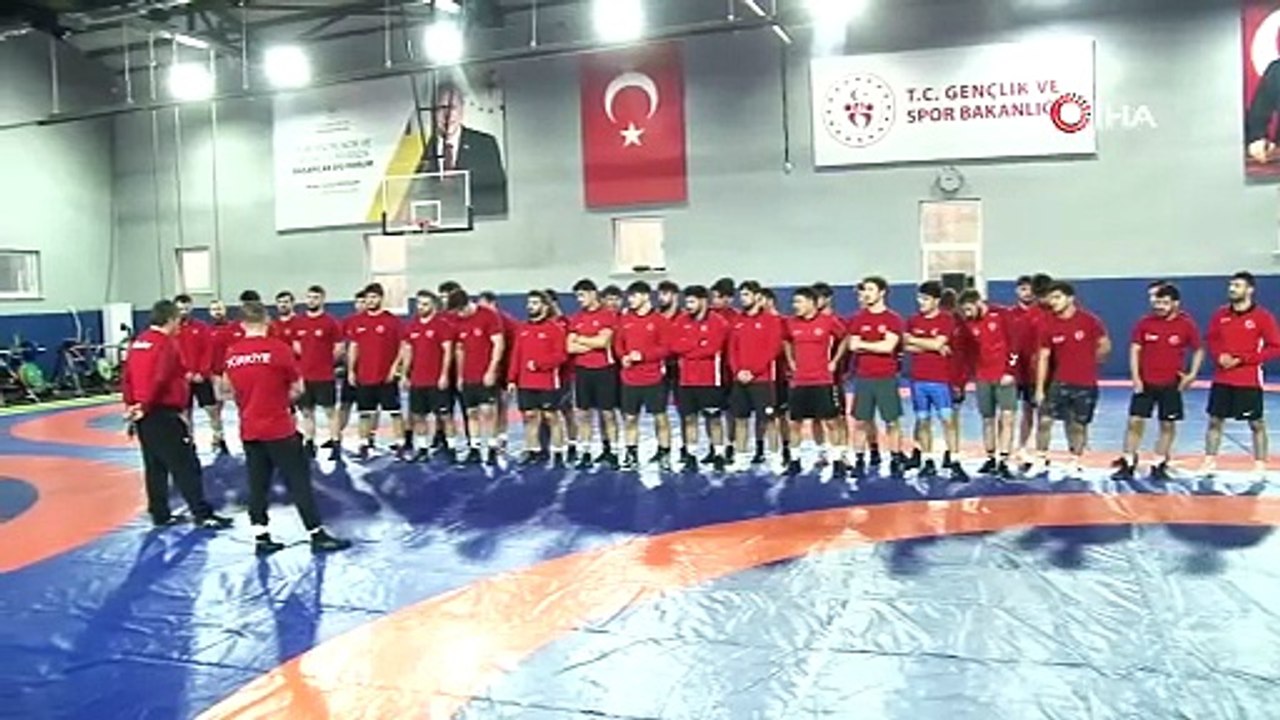 Mesut Özil’den Güreş Milli Takımı’na ziyaret | Ajansspor | IHA