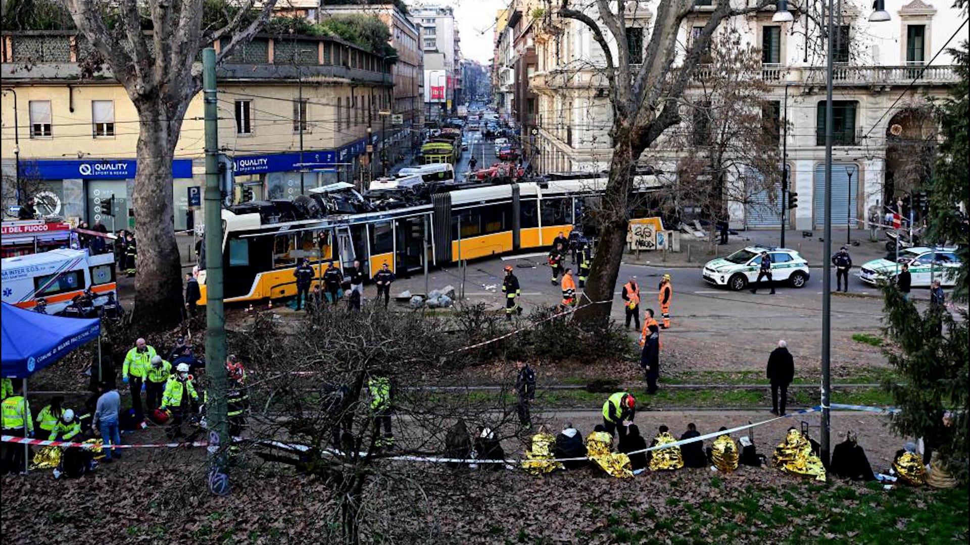 La ciudad de Mil�n se ha visto sacudida por una tragedia ferroviaria urbana este viernes, tras el violento descarrilamiento de un tranv�a en una de las zonas m�s transitadas del casco hist�rico. El siniestro, que tuvo lugar en torno a las 16:00 horas, ha dejado un balance provisional de al menos una persona fallecida &mdash;aunque algunas fuentes elevan la cifra a dos&mdash; y cerca de 40 heridos de diversa consideraci�n.
El convoy accidentado pertenece a la l�nea que conecta la estaci�n central de tren con la de Porta G�nova, una de las rutas m�s utilizadas por ciudadanos y turistas. El descarrilamiento se produjo en el tramo comprendido entre la Plaza de la Rep�blica y Porta Venecia. Seg�n las primeras reconstrucciones de los hechos y las im�genes difundidas en redes sociales, el tranv�a invadi� la v�a contraria antes de chocar frontalmente contra un muro.
En su trayectoria fuera de control, el veh�culo atropell� a varios peatones que caminaban por la acera. Como consecuencia del impacto, seis de los heridos se encuentran en estado grave y uno en estado cr�tico, mientras que el resto presenta lesiones leves. Los equipos de emergencia, que incluyeron un amplio despliegue de bomberos y polic�a, acudieron r�pidamente para socorrer a las v�ctimas y asegurar la zona.
La Fiscal�a General de Mil�n, bajo la direcci�n de Marcello Viola, ha iniciado una investigaci�n por homicidio involuntario y lesiones por negligencia para esclarecer las causas exactas del suceso. Actualmente, los investigadores centran sus pesquisas en una posible indisposici�n del conductor del tranv�a.
Varios informes sugieren que el veh�culo se salt� la �ltima parada antes del cruce circulando a toda velocidad. En ese punto cr�tico, el desv�o de las v�as se encontraba "cerrado". En condiciones normales, el conductor deber�a haber accionado un bot�n desde la cabina para reabrir el sistema de intercambio y continuar recto por Viale Vittorio Veneto. Al no activarse este mecanismo, el tranv�a tom� la curva hacia Via Lazzaretto a una velocidad excesiva, provocando que se saliera de los ra�les y terminara colisionando contra una pared.
El sistema de intercambio es ahora el eje central de las actuaciones periciales. Los t�cnicos analizan si el fallo fue estrictamente humano o si existi� un problema en el dispositivo de a bordo que permite a los conductores gestionar el tr�fico ferroviario.
Mientras tanto, la ciudad de Mil�n permanece conmocionada por el suceso. La zona ha sido acordonada mientras se retiran los restos del convoy y se eval�an los da�os estructurales en el edificio afectado. Las autoridades han recordado que el tramo donde ocurri� el siniestro es uno de los puntos neur�lgicos del transporte p�blico milan�s, lo que explica el elevado n�mero de v�ctimas en un accidente que pudo ser incluso m�s devastador.