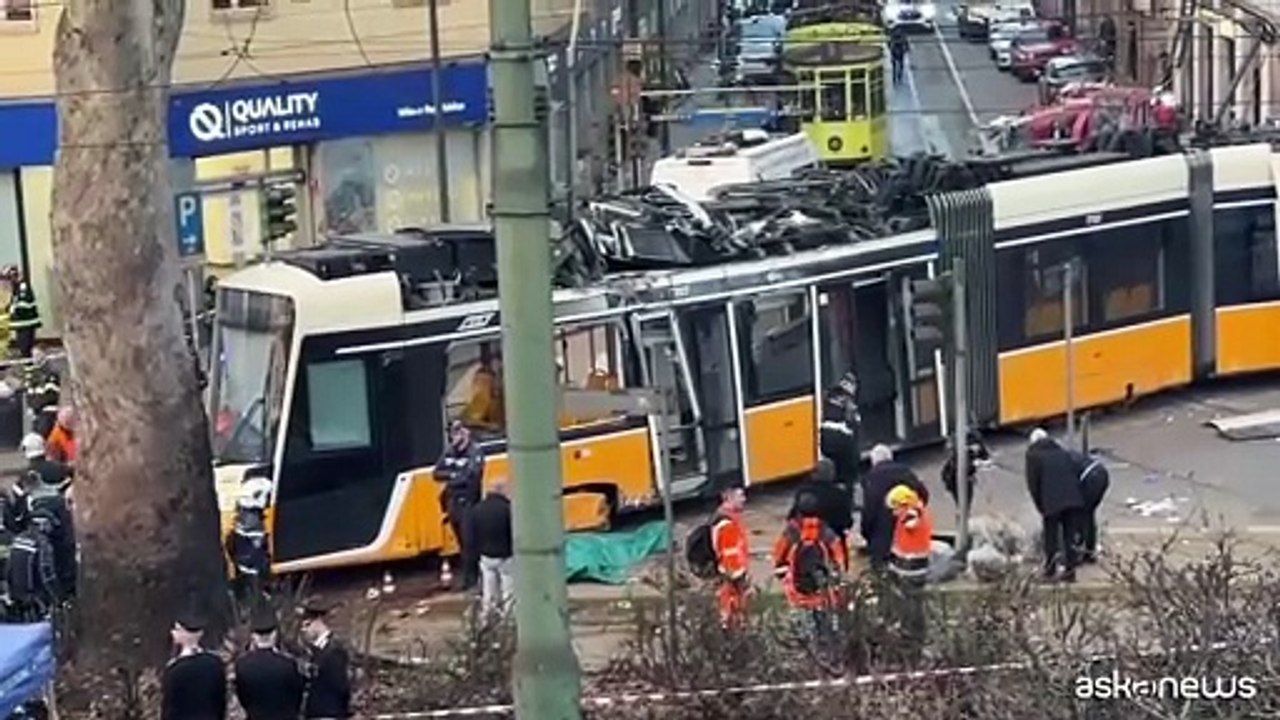 Milano, tram deraglia contro negozio: 1 morto e 38 feriti (uno grave)