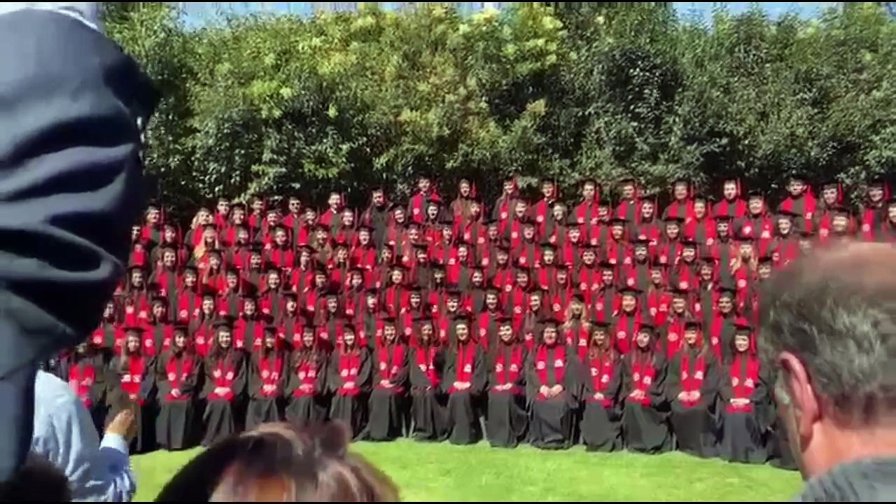 Ibero CDMX | Colapsan gradas durante foto de graduación