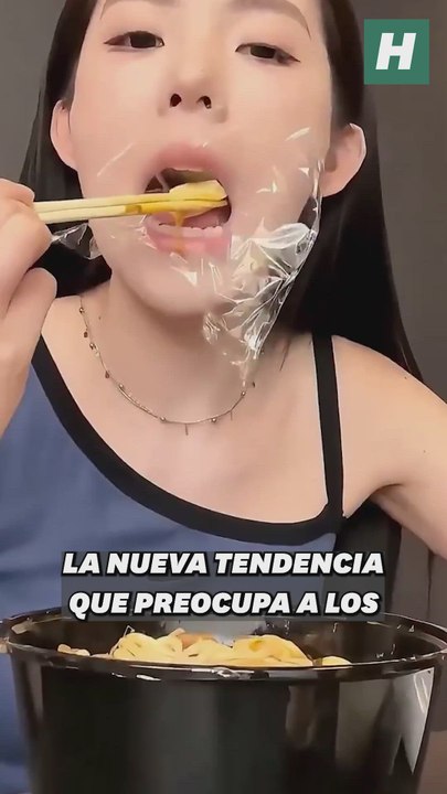 Comer con un plástico en la boca para perder peso, la nueva tendencia que preocupa a los expertos: "Esto no es una conducta saludable bajo ningún concepto"