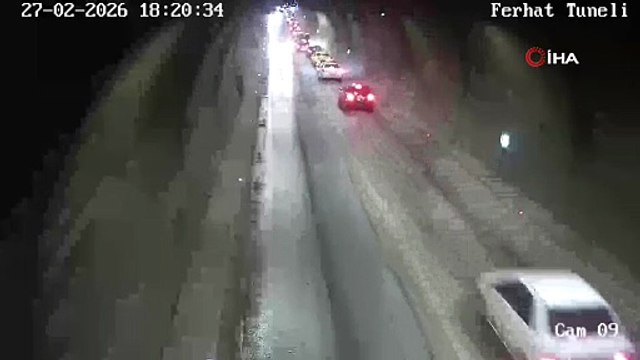 Tünelde otomobiller kafa kafaya çarpıştı, 1 kişi yaralandı: Feci kaza kamerada