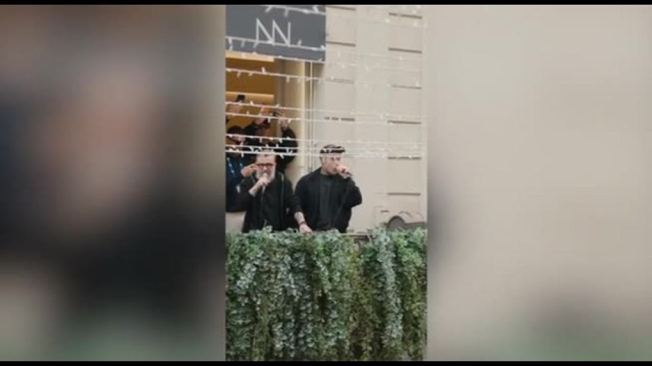 Sanremo, Fedez e Masini cantano "Male necessario" dal balcone