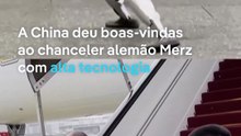 Chanceler alemão é recebido por robôs humanoides na China