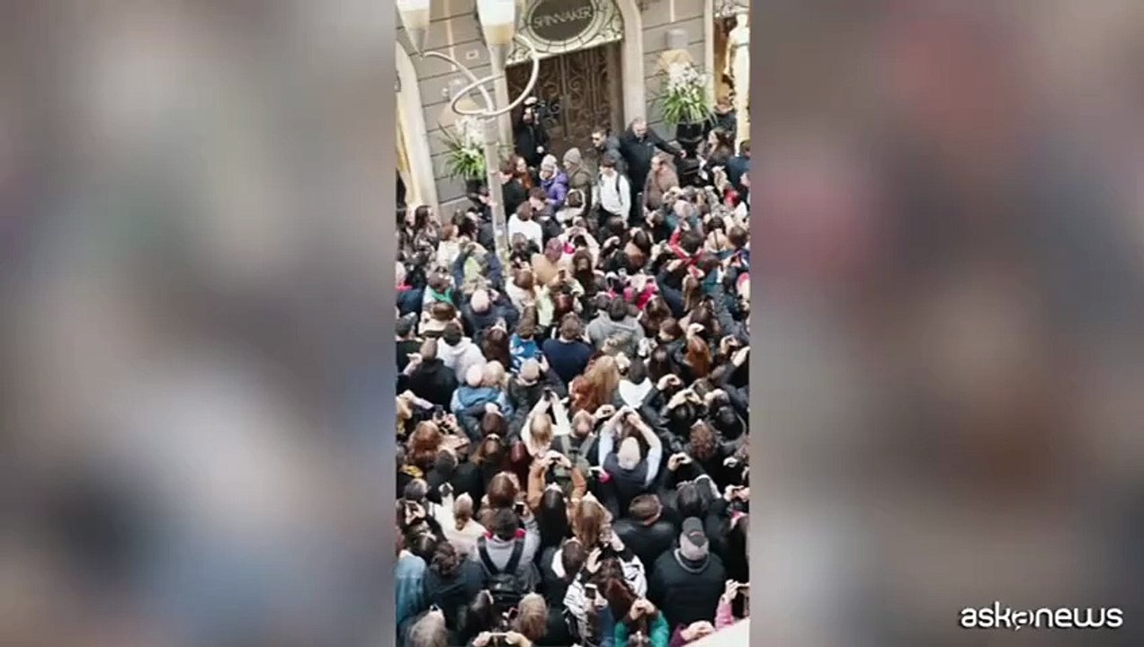 Sanremo, Fedez e Masini cantano "Male necessario" dal balcone