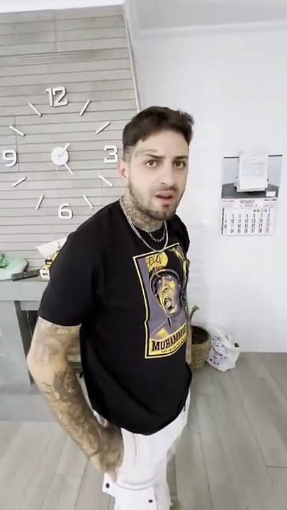 CUANDO TE MUERDE UNA MUJER 🤷🏻‍♀️🙋‍♀️😬😂  #matrimonio  #amor  #pareja  #humor  #comedia  #parodia  #enfamilia  #vidaenpareja #españa  #parejaespañola