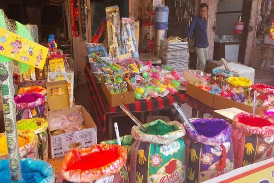 swm% बाजारों में रंगों की छाई बहार, पिचकारियों से सजे बाजार