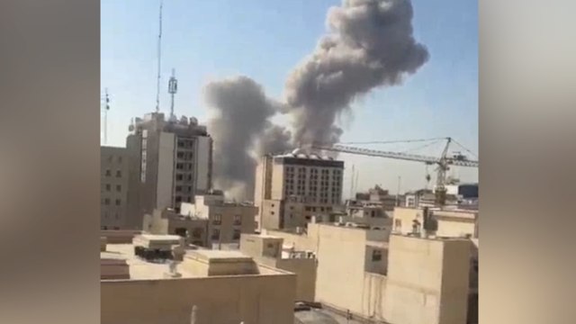 Stati Uniti e Israele attaccano l'Iran, colonne di fumo nero a Teheran: le prime immagini