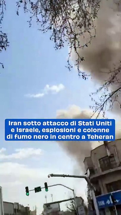 Iran sotto attacco di Stati Uniti e Israele, esplosioni e colonne di fumo nero in centro a Teheran