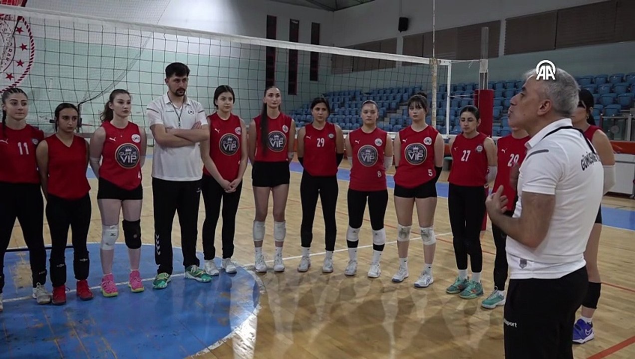 Tecrübeli başantrenör, eski öğrencileriyle geleceğin voleybolcularını yetiştiriyor | Ajansspor | AA