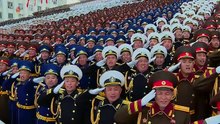 Estimado camarada Kim Jong Un fotografa-se com participantes do desfile militar em homenagem ao 9º Congresso do Partido do Trabalho da Coreia