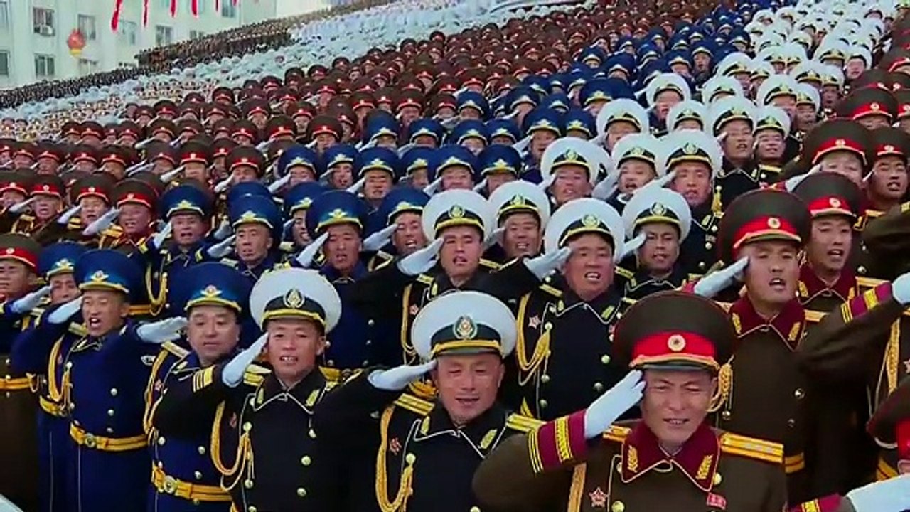 Estimado camarada Kim Jong Un fotografa-se com participantes do desfile militar em homenagem ao 9º Congresso do Partido do Trabalho da Coreia