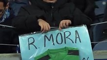 Rodrigo Mora troca camisola com jovem adepto