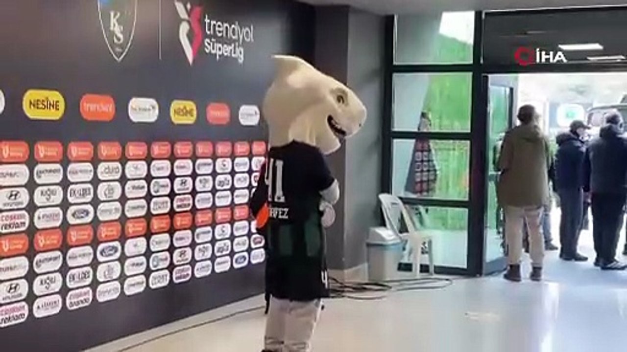 Serdar Adalı taraftarla birlikte maça geldi | Ajansspor | IHA