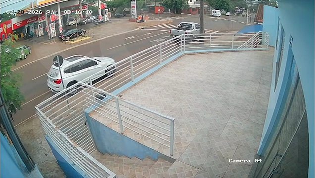 Vídeo mostra carro atravessando preferencial e atingindo motociclista