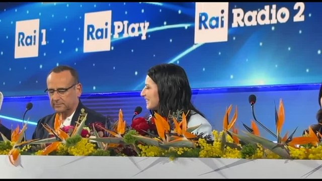 Sanremo, Laura Pausini e l'abbraccio con Conti: Carlo ti voglio bene
