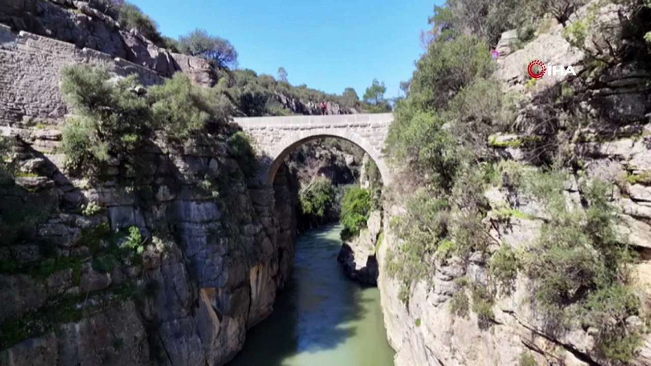 20 metreden ölüme meydan okuyan atlayış! Tarihi köprüde adrenalin dolu anlar