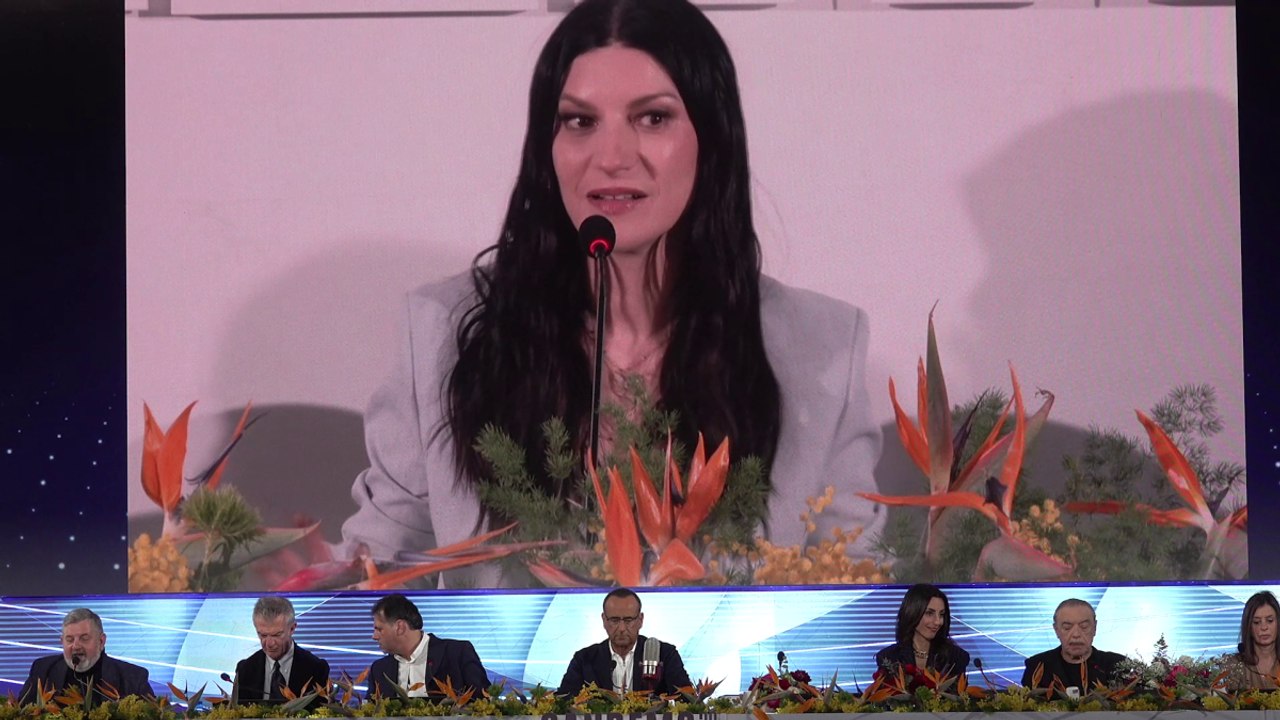 Laura Pausini si commuove in conferenza stampa a Sanremo