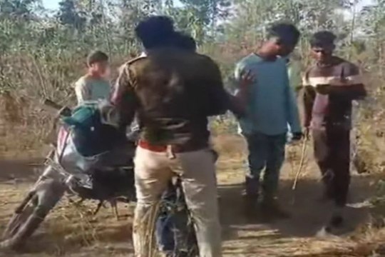 Forest guard beaten: Video: नर्सरी में बैठे फॉरेस्ट गार्ड को 6 युवकों ने प्रेमिका के साथ पकड़ा, पहले कराया डांस, फिर बेल्ट से पीटा