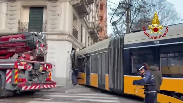 Milano, tram deraglia e si schianta contro palazzo: 2 morti, decine di feriti (27.02.26)