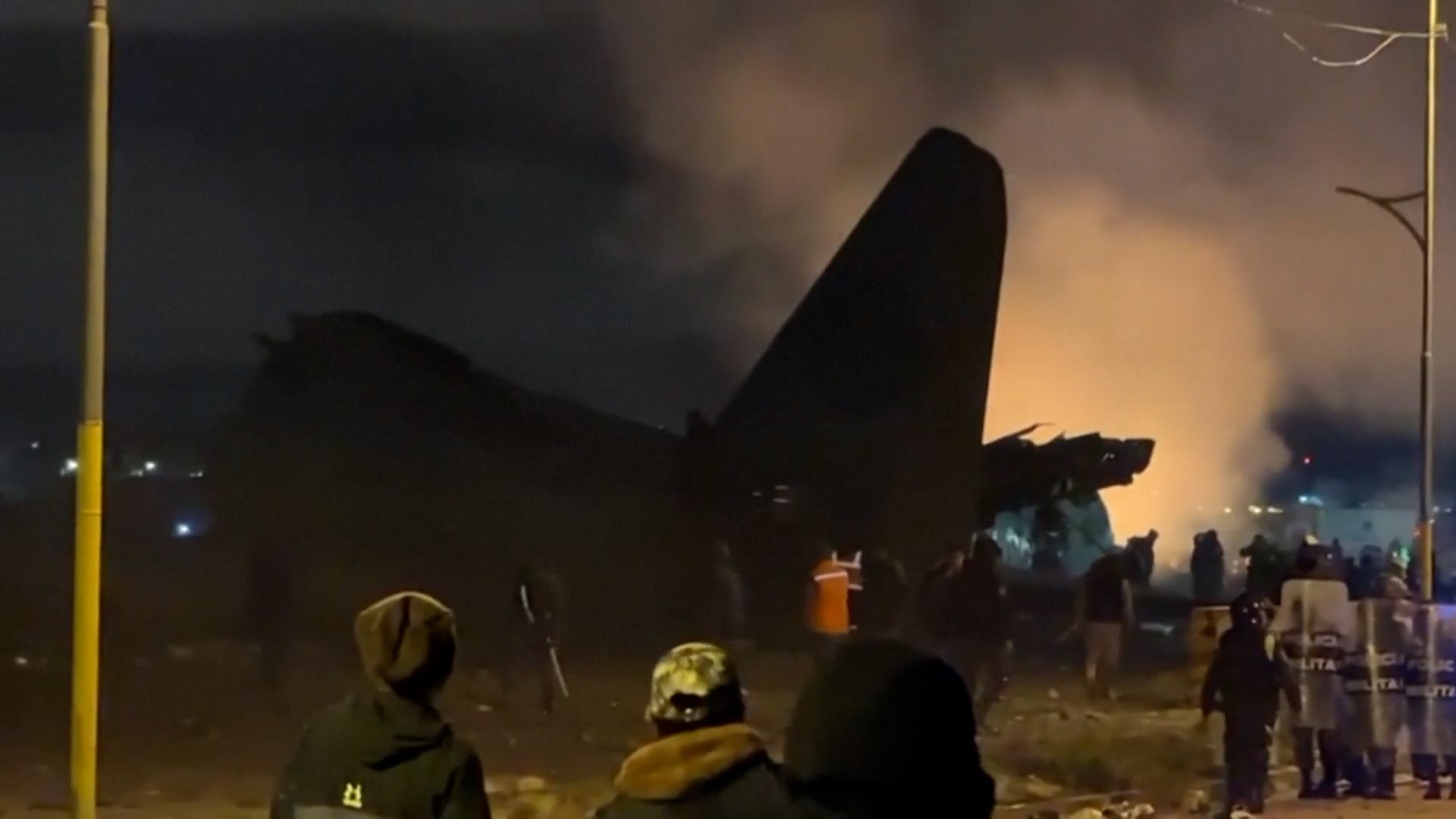 En Bolivia, el accidente de un avi�n militar al aterrizar en el aeropuerto de La Paz, ha dejado al menos 20 muertos y cerca de treinta heridos.

La nave transportaba billetes para el Banco Central de Bolivia, lo que desat� una avalancha de ciudadanos que pretend�a hacerse con los billetes perdidos, dificultando las labores de rescate. No fueron suficientes los 'manguerazos' de los bomberos para dispersarlos, as� que tuvo intervenir la polic�a con gases lacrim�genos.