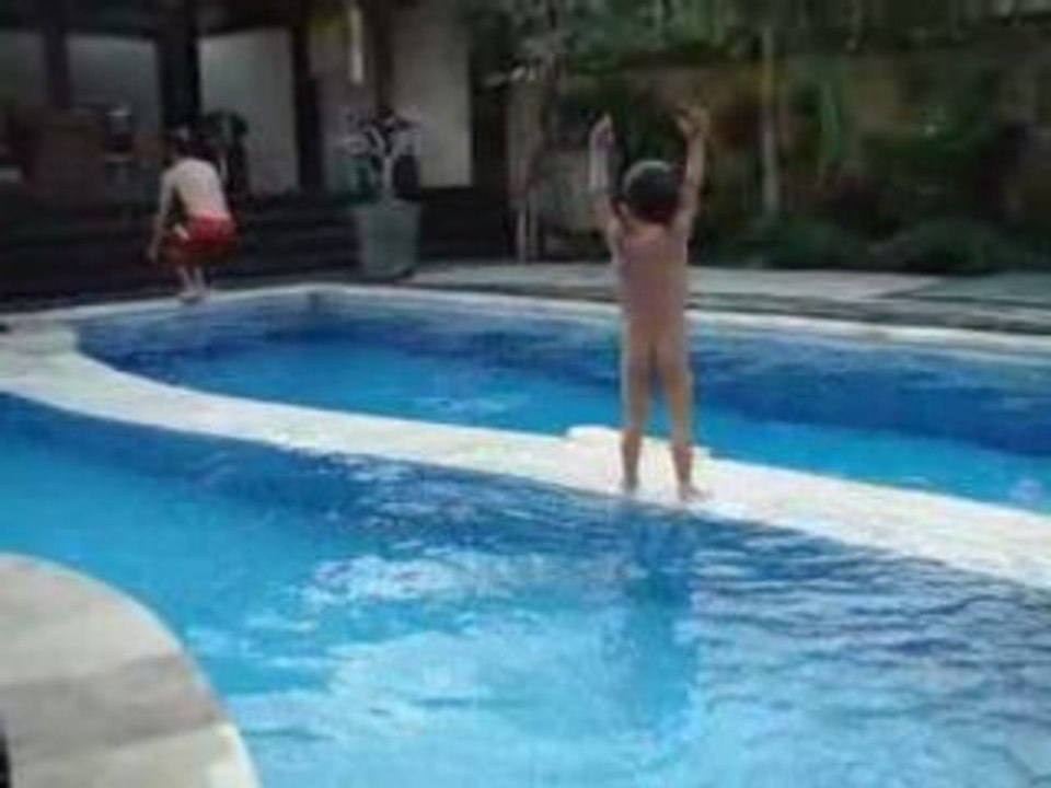 Teo poisson dans sa piscine