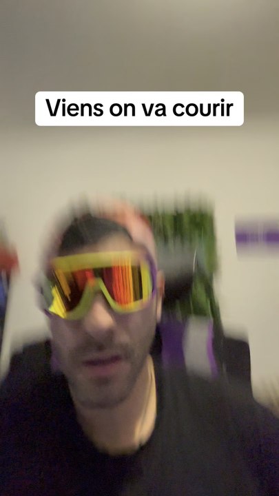 J’ai un pote il pense trop que je rigole avec lui.