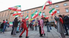 Il video della festa iraniana a Bologna per l'attacco «al regime islamico»: «Viva l'Iran, viva Israele e gli Stati Uniti»
