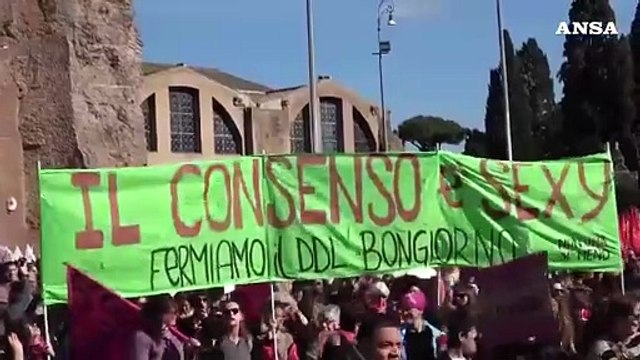 Corteo a Roma contro il Ddl Bongiorno: Senza consenso e' sempre stupro