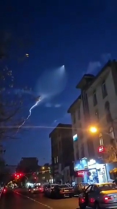 📹 Images d’un missile iranien tiré en direction d’une base américaine 🚀🇮🇷🇺🇸