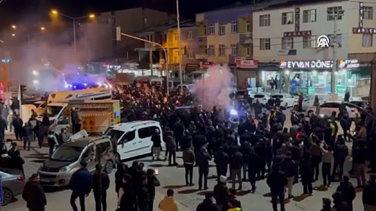 Deplasmandan galibiyetle dönen lider Erzurumspor FK, kentte coşkuyla karşılandı | Ajansspor | AA