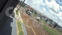 Câmera flagra batida entre Kwid e caminhão no bairro Tropical
