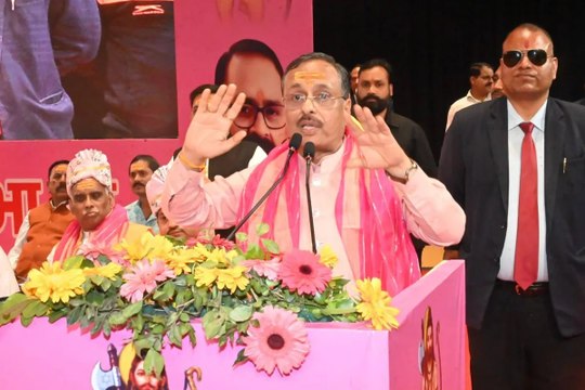 लखनऊ ब्राह्मण समागम में हंगामा: दिनेश शर्मा के भाषण से पहले ही गूंजे विरोध के नारे